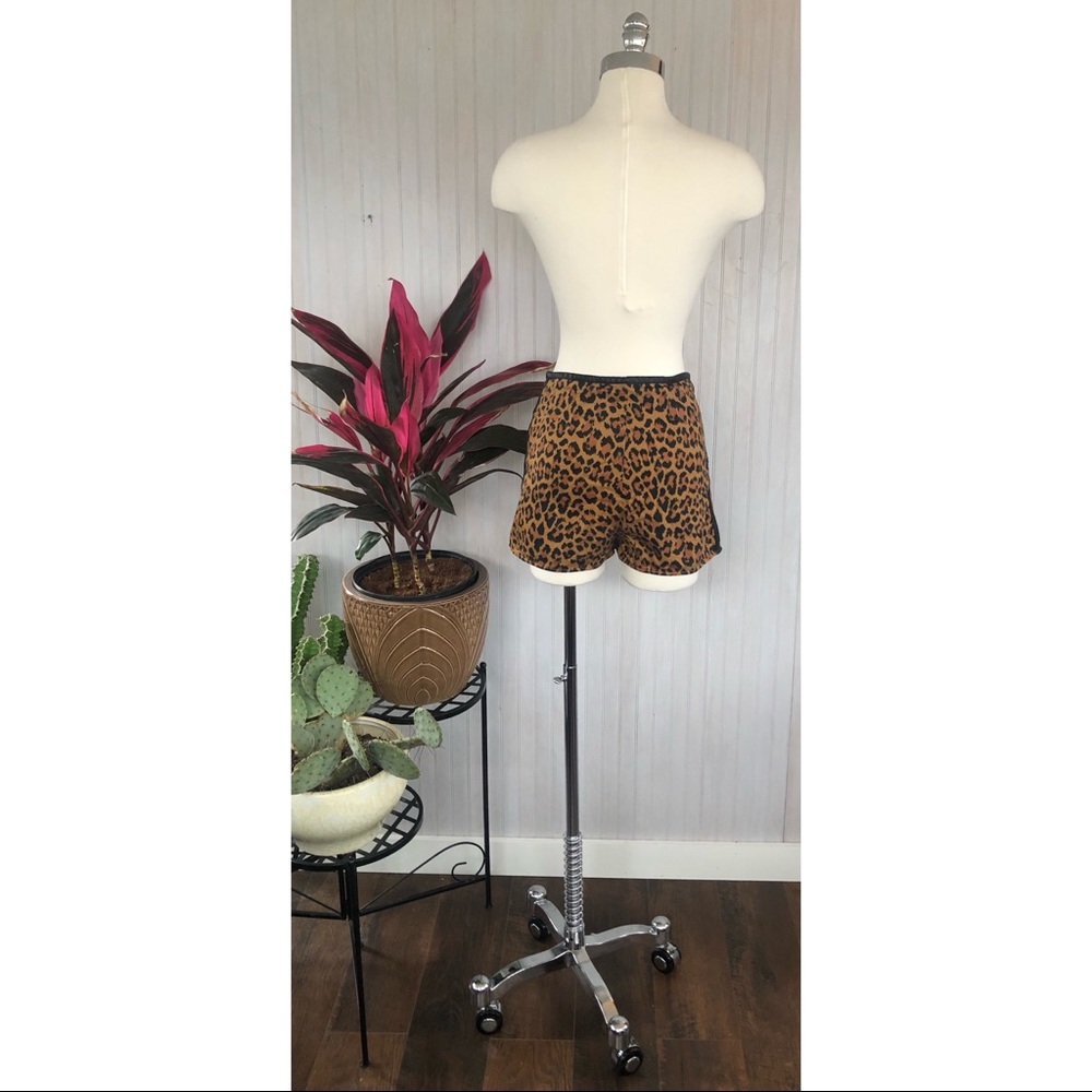 UO High Rise Pin Up Leopard Short - Picture 5 of 5